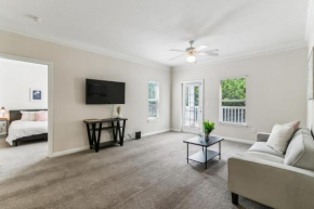 Verandas 1836 I Modern 2bd I Parking I Pool I Gym